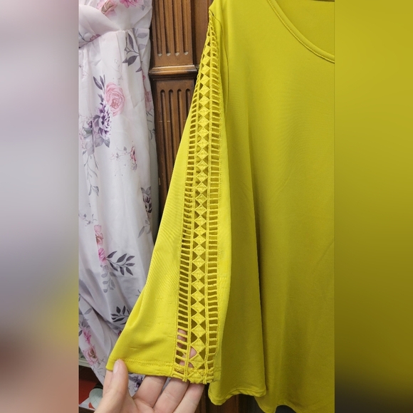 Zac & Rachel XL Yellow Top 3/4 Open Embroidery Sleeves - Picture 2 of 7